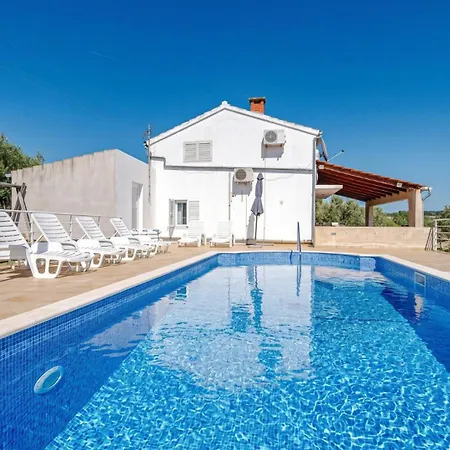 House Pelegrin With Pool By Guide *