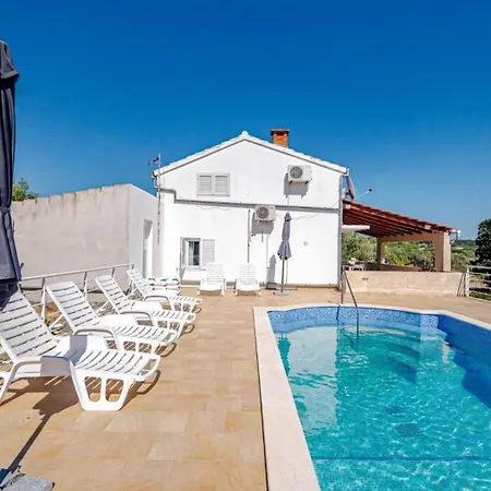 House Pelegrin With Pool By Guide Vila *