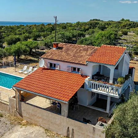 House Pelegrin With Pool By Guide Villa *