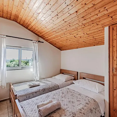 House Pelegrin With Pool By Guide