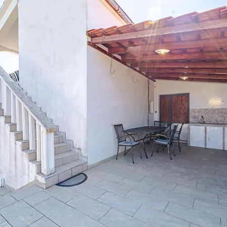 House Pelegrin With Pool By Guide Villa *